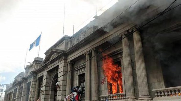 Фото: пожар в здании Конгресса / Twitter