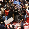 На Тайване устроили массовое побоище в парламенте (видео)