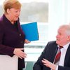 Меркель не пожали руку из-за боязни коронавируса 