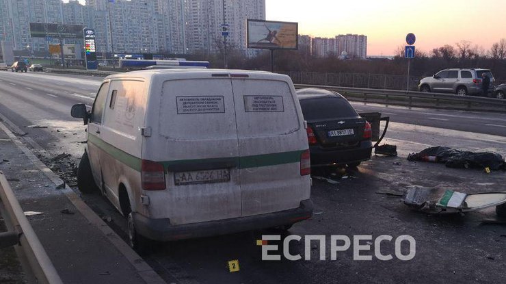 В Киеве произошло лобовое столкновение Chevrolet Aveo и инкассаторского микроавтобуса Volkswagen/ Espreso.tv