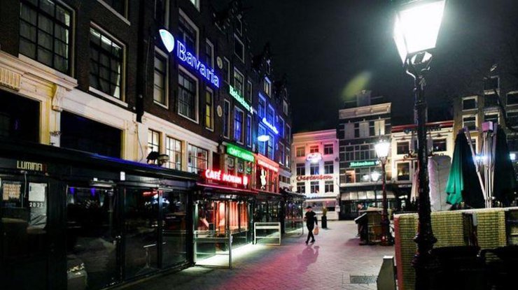 Пабы и бары на знаменитой площади Лейдсеплейн в Амстердаме, Нидерланды, 15 марта 2020 года/REUTERS