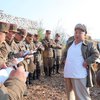 Жив и здоров: лидер КНДР без маски появился на военных учениях