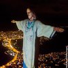 Знак солидарности: статую Христа в Рио-де-Жанейро "одели" в халат врача