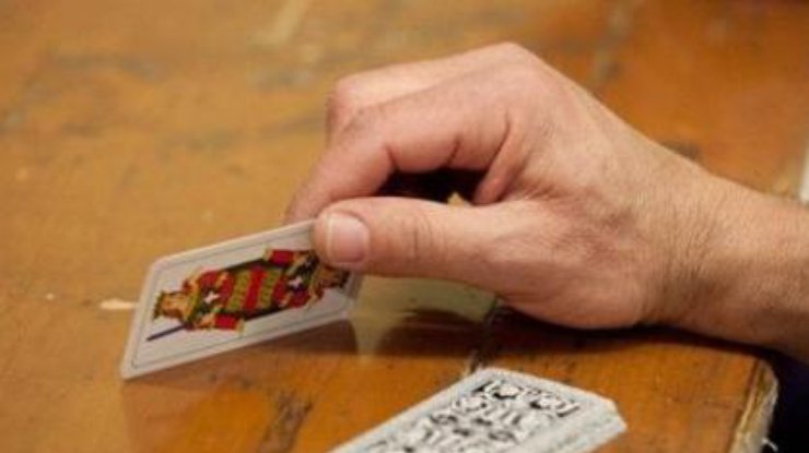 В Италии пенсионеры в лесу играли в карты, несмотря на карантин/ Фото: sport.ua