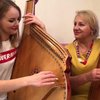 Ко Дню матери бандуристка Татьяна Мазур со своей мамой исполнили "Пісню про рушник" (видео)