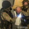 Полиция взяла штурмом квартиру, где засел серийный грабитель из России (видео)