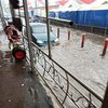 Тонут авто: в Украине затопило самый крупный рынок (видео)
