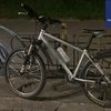 В Киеве прохожий украл у травмированной женщины велосипед