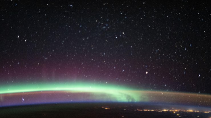 NASA показало свечение атмосферы двумя разными явлениями