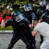 Протесты в Беларуси: в Минске начались жесткие задержания (видео)