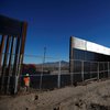 США приостановили строительство стены на границе с Мексикой