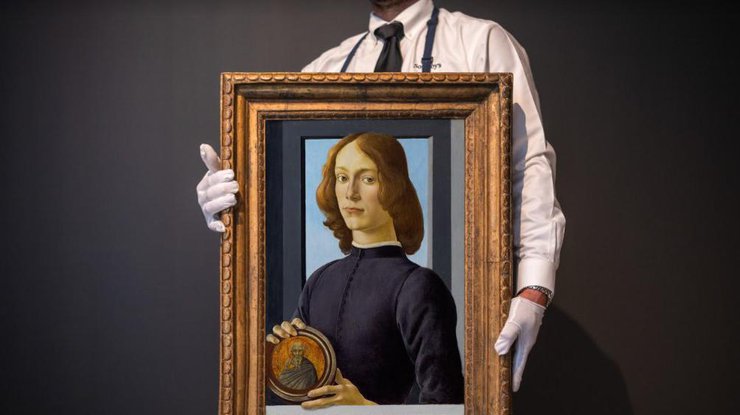 Картину Боттичелли "Молодой человек с медальоном" продали на аукционе за $92 млн