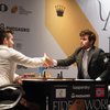 Магнус Карлсен разгромил россиянина и защитил титул чемпиона мира по шахматам (видео)