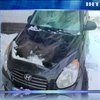 Забої, синці та пошкоджені автівки: у Києві з дахів падають брили льоду