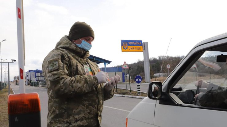 Украинские дипломаты пытались вывезти в Польшу валюту, золото и контрабандные сигареты