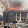 В ЮАР из-за огромного пожара началась эвакуация жителей столицы (видео)