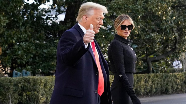 Президент США Дональд Трамп и его супруга Меланья Трамп покидают Белый дом, 20 января 2021 года