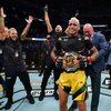 UFC 262: Оливейра нокаутировал Чендлера и получил чемпионский пояс Хабиба Нурмагомедова (видео)