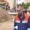 Паралізований рух і яма посеред дороги: у середмісті Києва прорвало трубопровід