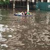 После ливня в Житомире улицы превратились в реки, а горожане плавают на надувных матрасах (фото ,видео)