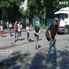 Суцільне бездоріжжя: жителі Черкащини траурними вінками "прикрасили" аварійну дорогу