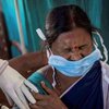 В Индии тысячам людей ввели фейковую вакцину от COVID