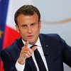 Яйцо совершило "покушение" на президента Франции (видео)