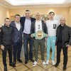 Кличко подарил Усику чемпионский пояс WBC