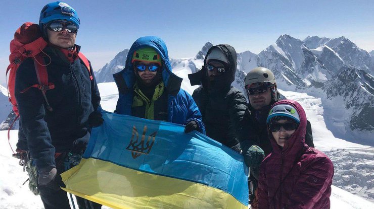 Украинские альпинисты на вершине горы Тетнульд