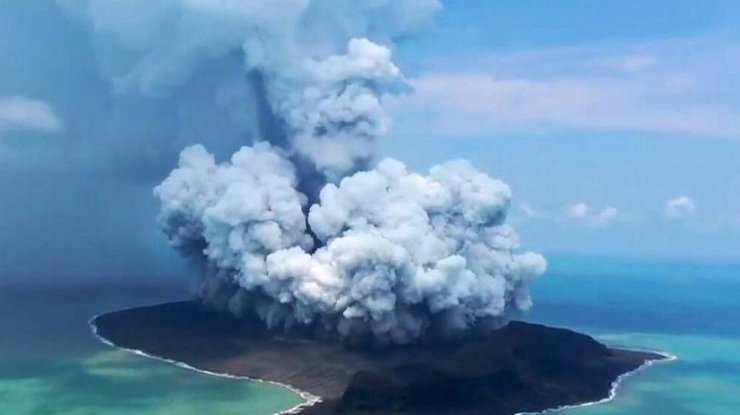 Столица Тонга находится в 65 километрах от вулкана/ фото: Indian Express