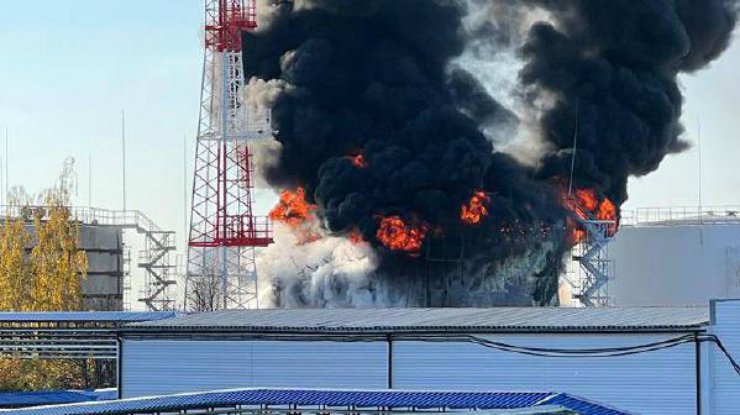 На Бєлгородщині палає нафтобаза