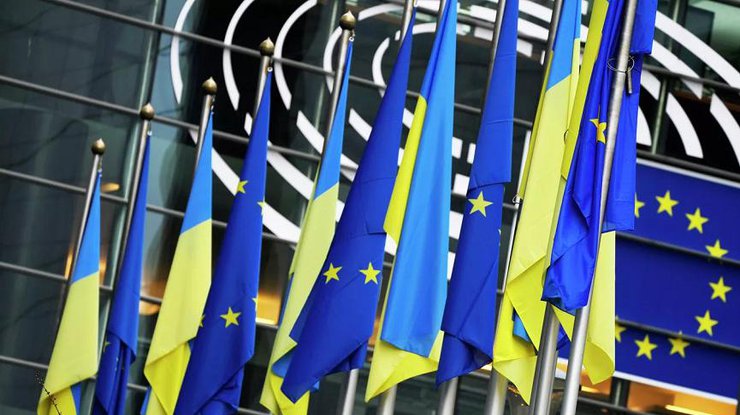 Прапори ЄС та України на будівлі Європарламенту