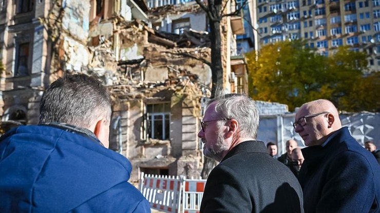 Петро Фіала на місці зруйнованого будинку в Києві