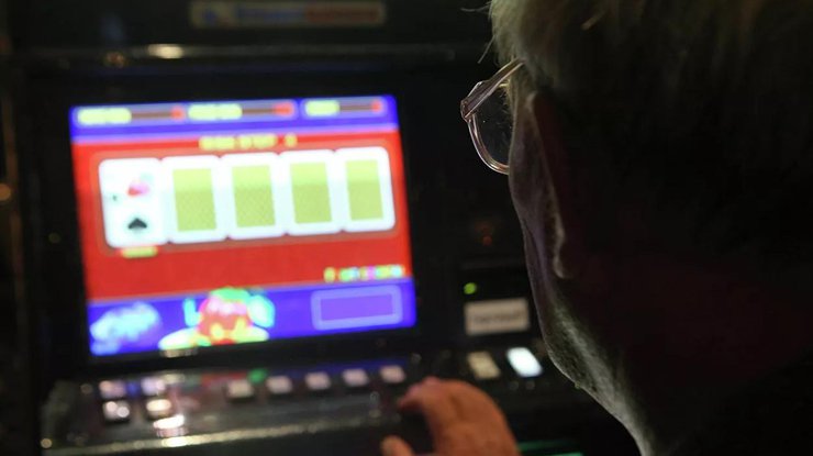 Парень потратил деньги в онлайн-казино
