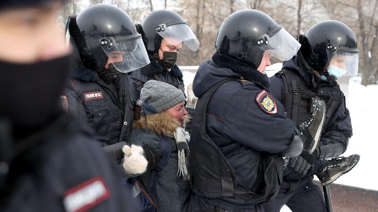 Полиция задерживает участницу антивоенной акции в Екатеринбурге