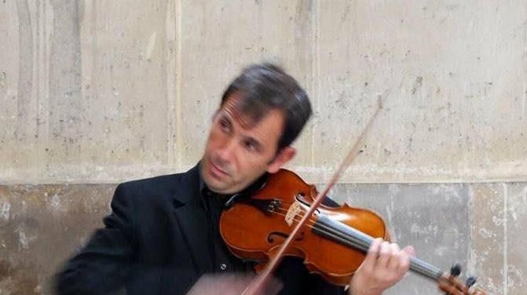 Маестро Енріко Тедде грає на скрипці венеційця Дегані