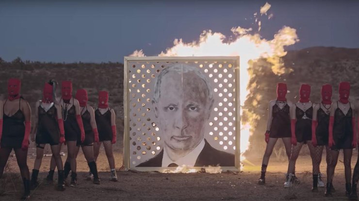 Pussy Riot спалили портрет путіна