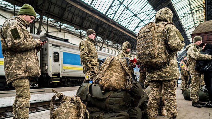 Українські захасники на вокзалі