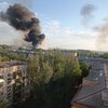У Луганську пролунали два потужні вибухи, над містом здіймаються хмари чорного диму (відео)