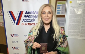 Повалій на "виборах" у Москві показала російський паспорт