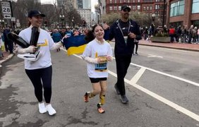 Яна Степаненко, яка пробігла Бостонський марафон на протезах, зібрала кошти для пораненого військового
