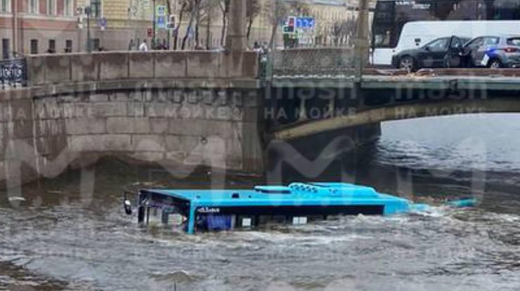 У Петербурзі автобус з пасажирами впав у річку