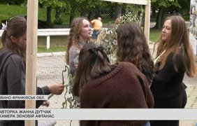 На Івано-Франківщині волонтери плетуть сітки для фронту