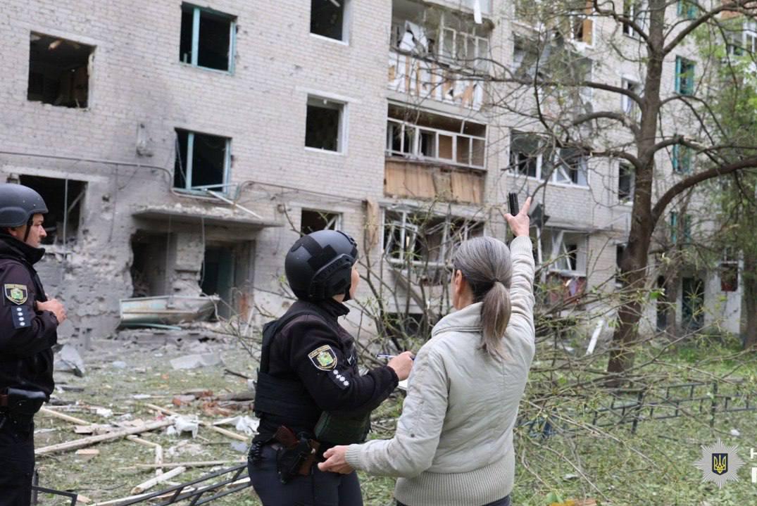 За попередніми даними, окупанти завдали два удари КАБами, зокрема по Холодногірському району Харкова.  Вже двоє загиблих і 13 поранених. Четверо у тяжкому стані