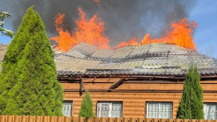 Росіяни обстріляли Нікополь: загорівся будинок, є жертви та поранені