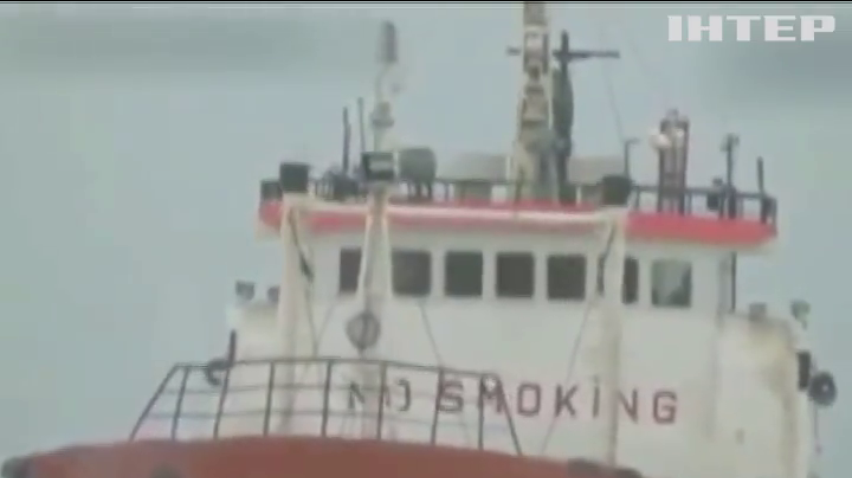 На Сахаліні рятувальники відкачують нафту з пошкодженого танкера 