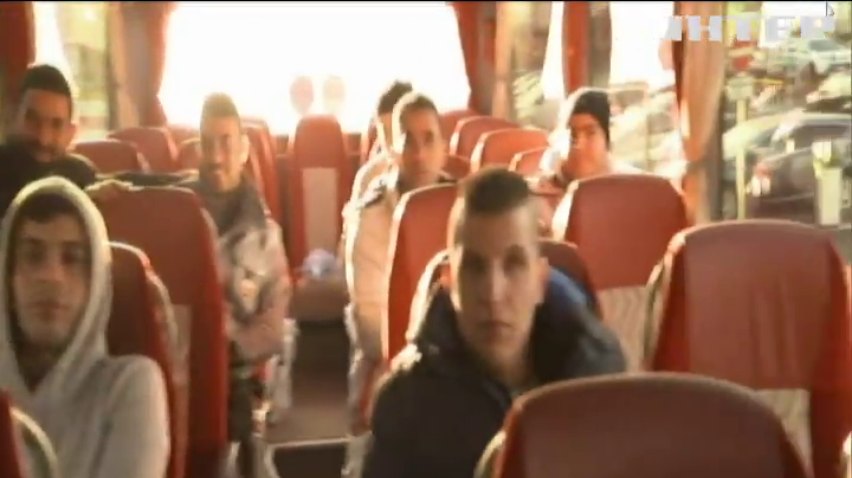 Бавария автобусами отправляет беженцев к Ангеле Меркель 