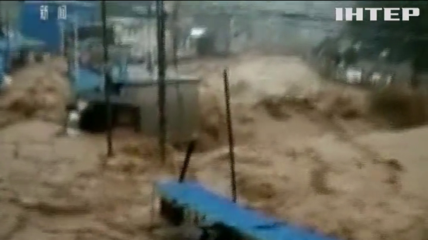 Наводнение в Китае: прорыв плотины сорвал тысячи авиарейсов (видео)