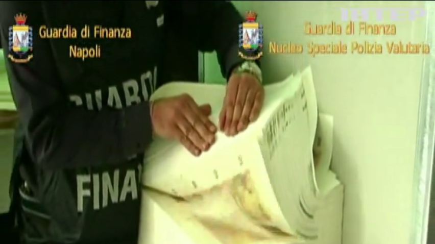 В Італії шахраї налагодили виробництво фальшивих грошей (відео)