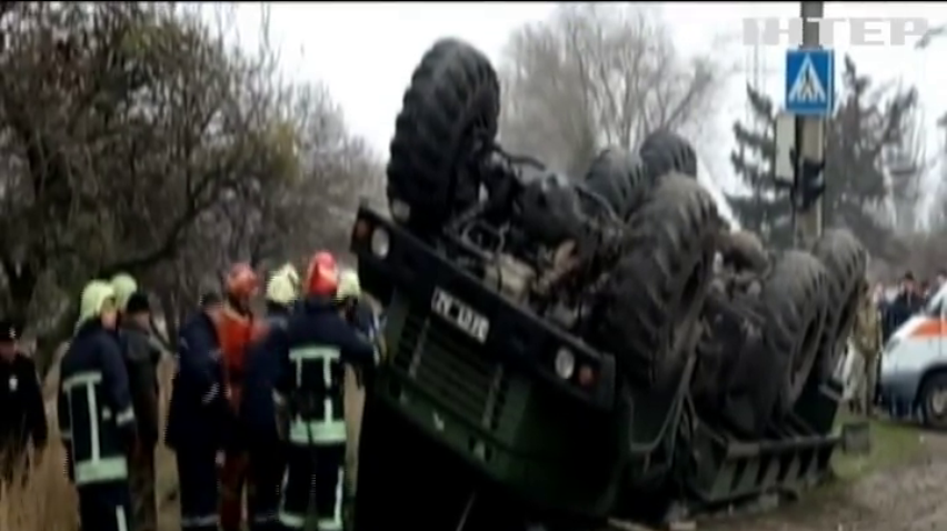 Смертельное ДТП: в Запорожье перевернулся армейский грузовик (видео)